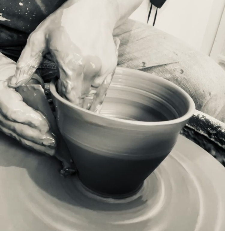 Mains de potier au tour