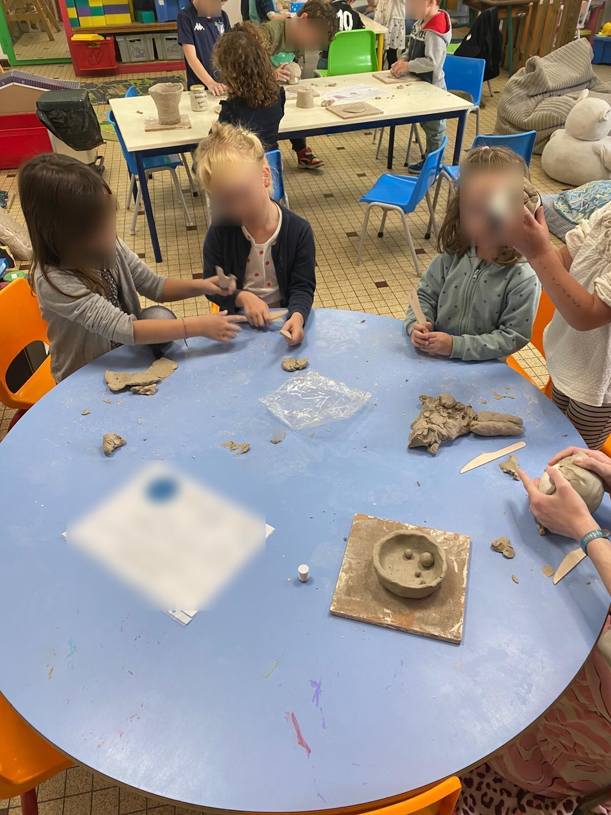 Intervention scolaire poterie argile maternelle primaire et centre de loisirs/accueil périscolaire Entre-Deux-Mers Gironde